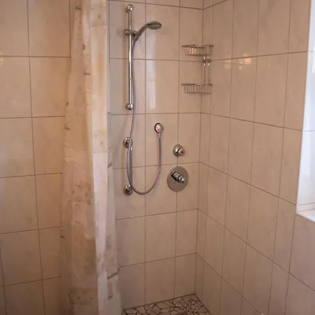 In Near Lift Apartment *